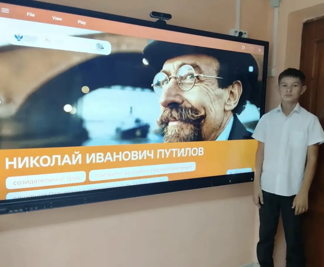 Учебная неделя традиционно началась линейкой с поднятием флага и исполнением гимна Росс...