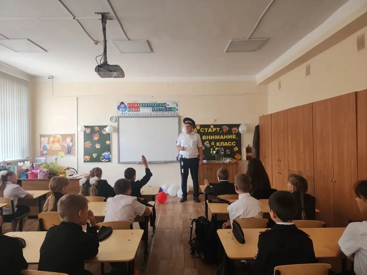👮‍♂️ В гостях у младших классов — инспектор ДПС!