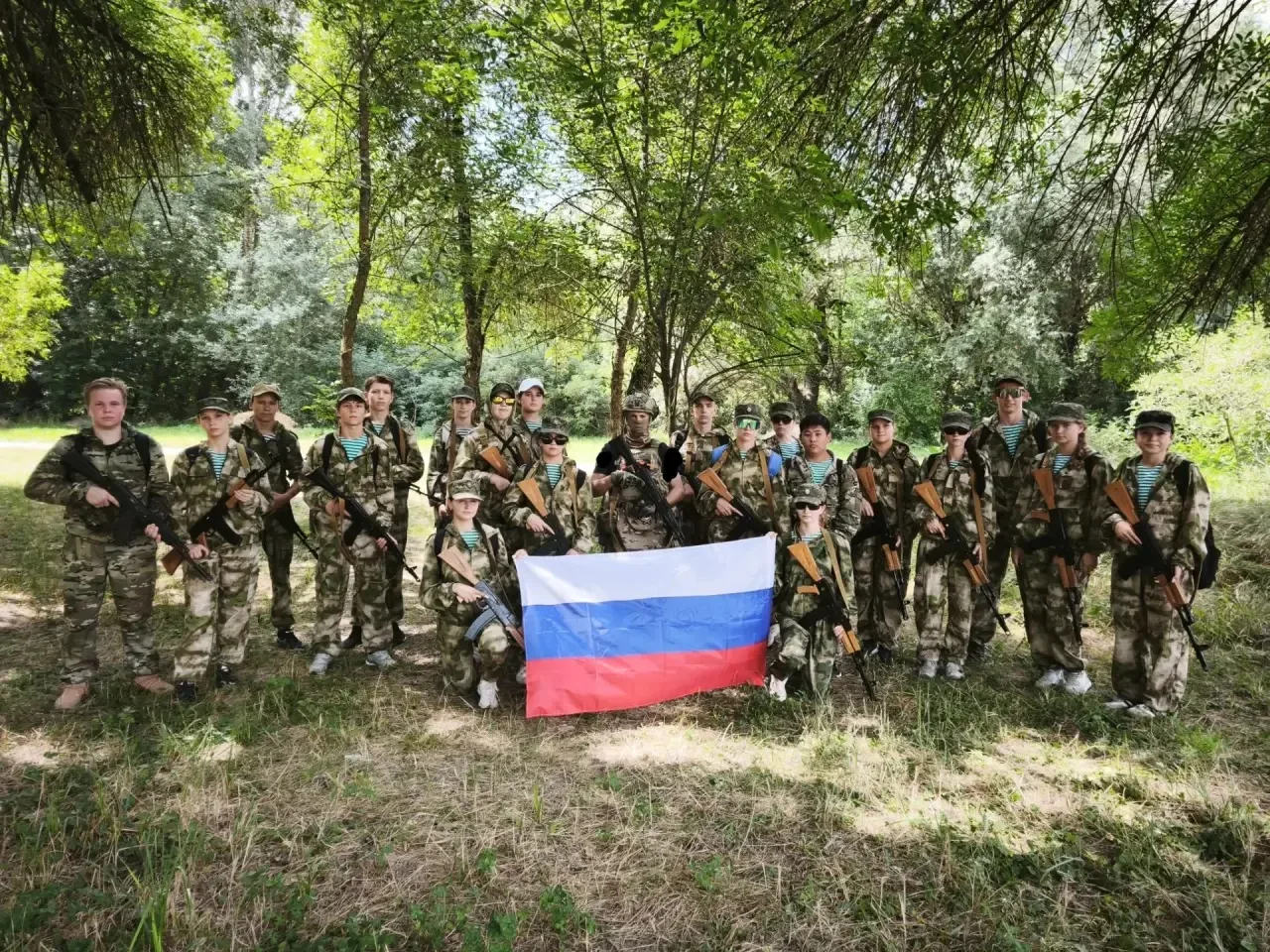 «Под флагом Отечества: полевой выход новобранцев и кадетов пограничного класса»