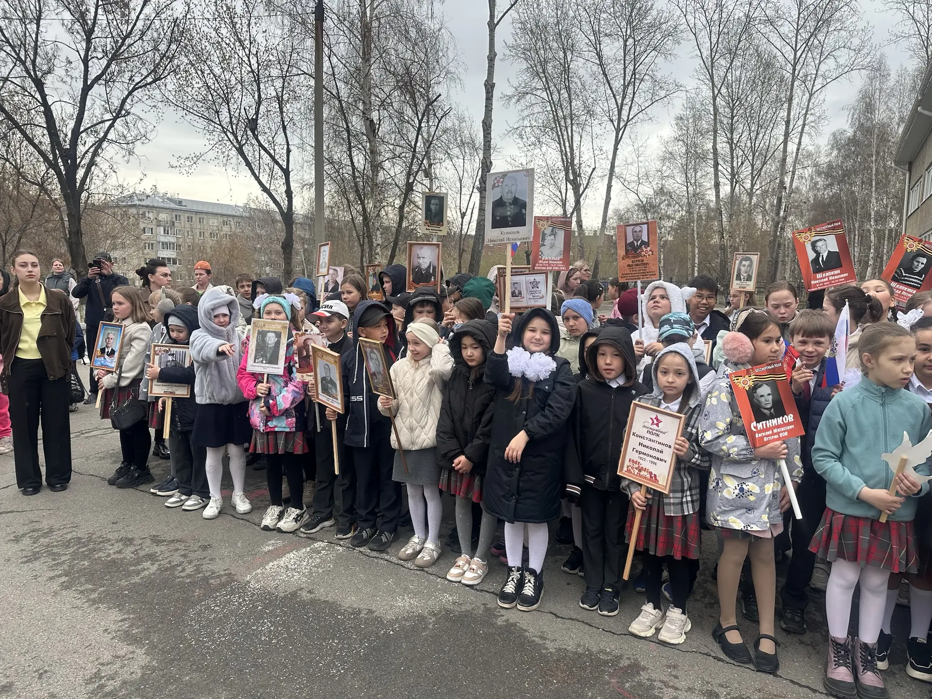 🎖️ Сегодня в нашей школе прошло шествие «Бессмертного полка»! 🎖️  Ученики начальных классов и пятикл