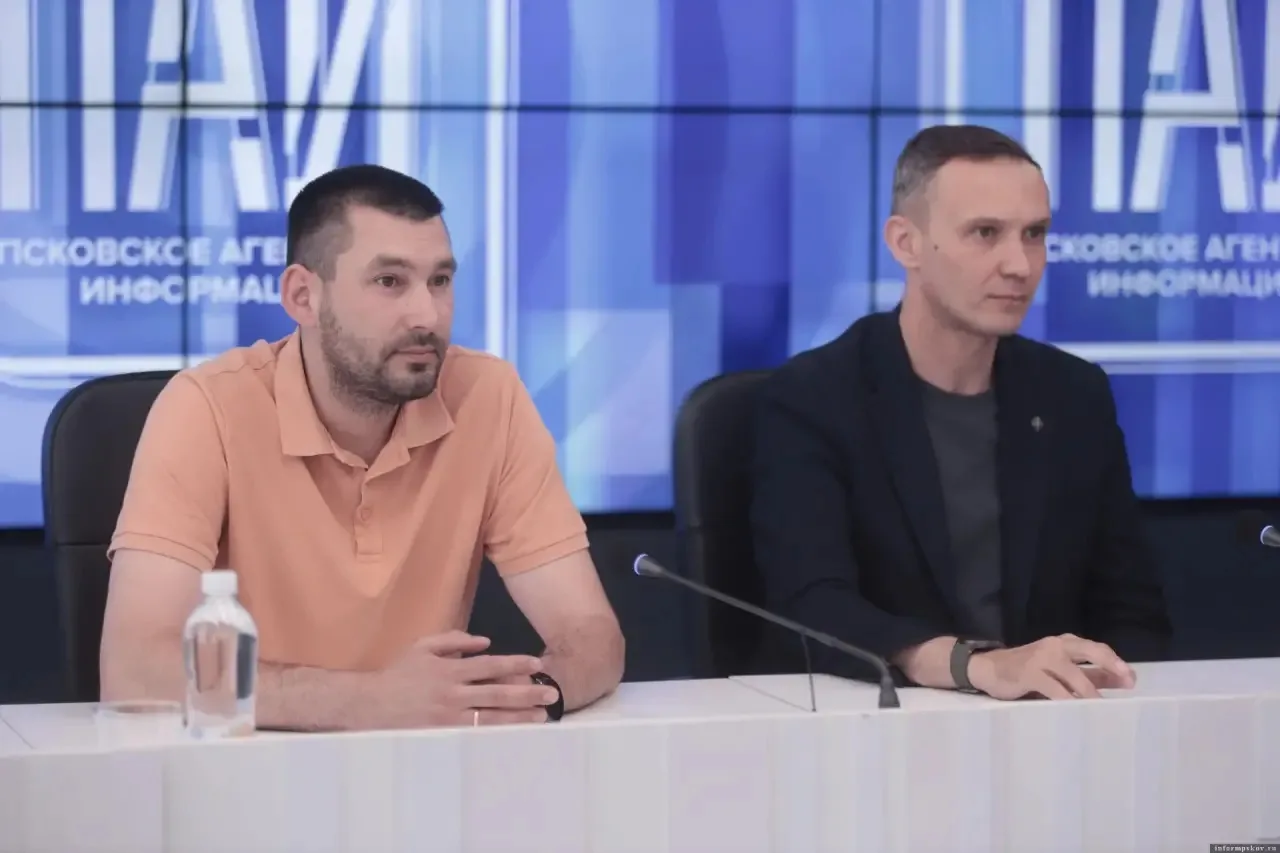 Выпускники региональной кадровой программы «Герои земли Псковской» Михаил Каратыш и Оле...