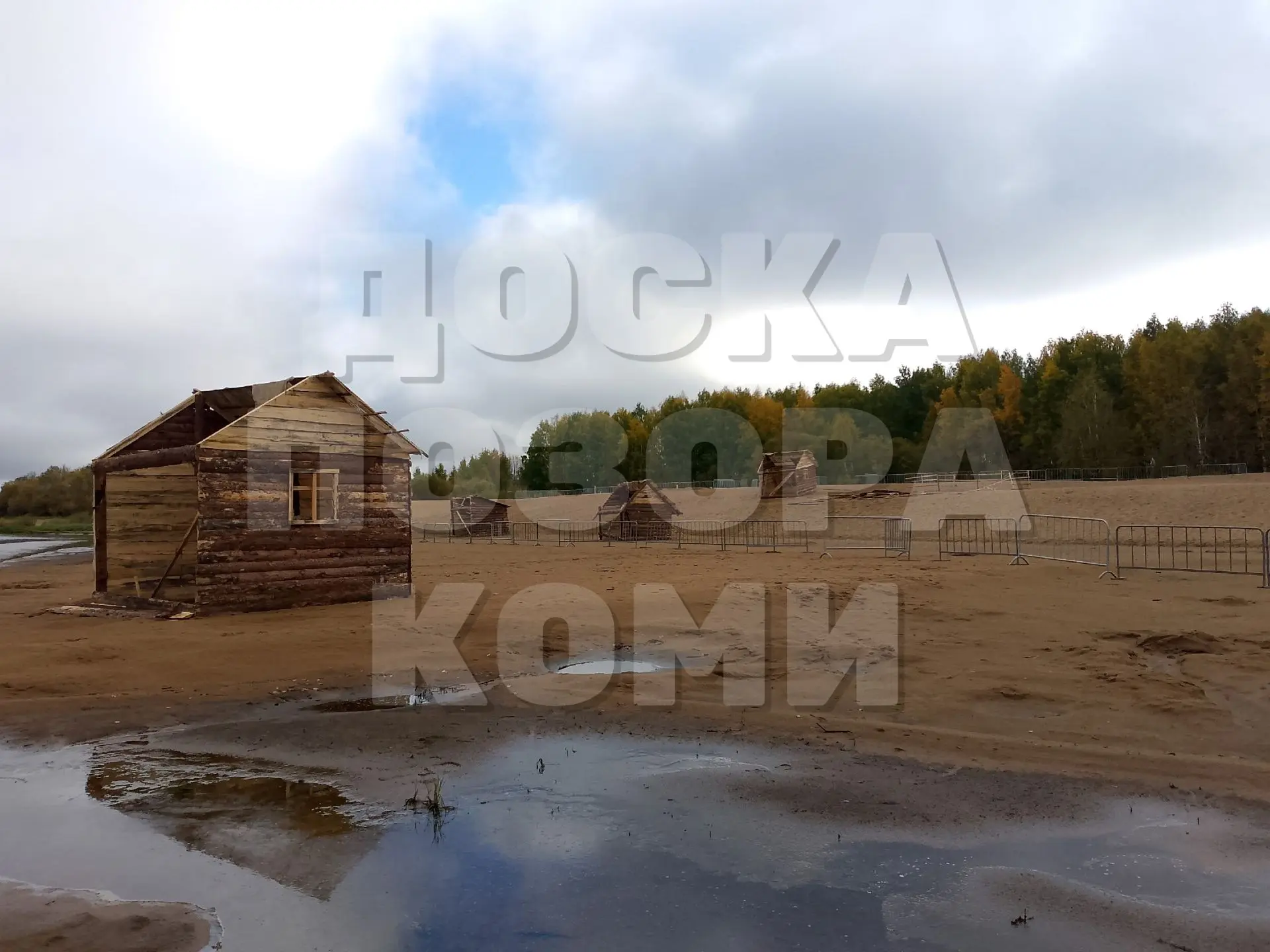 Праздник на городском пляже провели, а вот с уборкой, похоже, никто не собирается замор...
