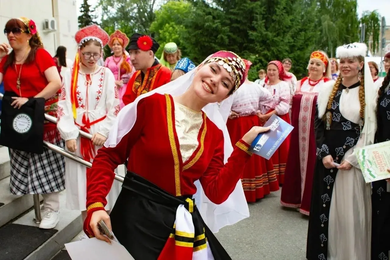 Мы благодарим всех, кто участвовал в акции «Хожу в народном» на фестивале «Русское поле»!