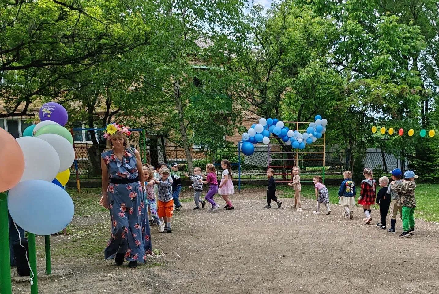 1 июня-первый день лета и любимый праздник всех ребятишек . Это праздник   День защиты ...
