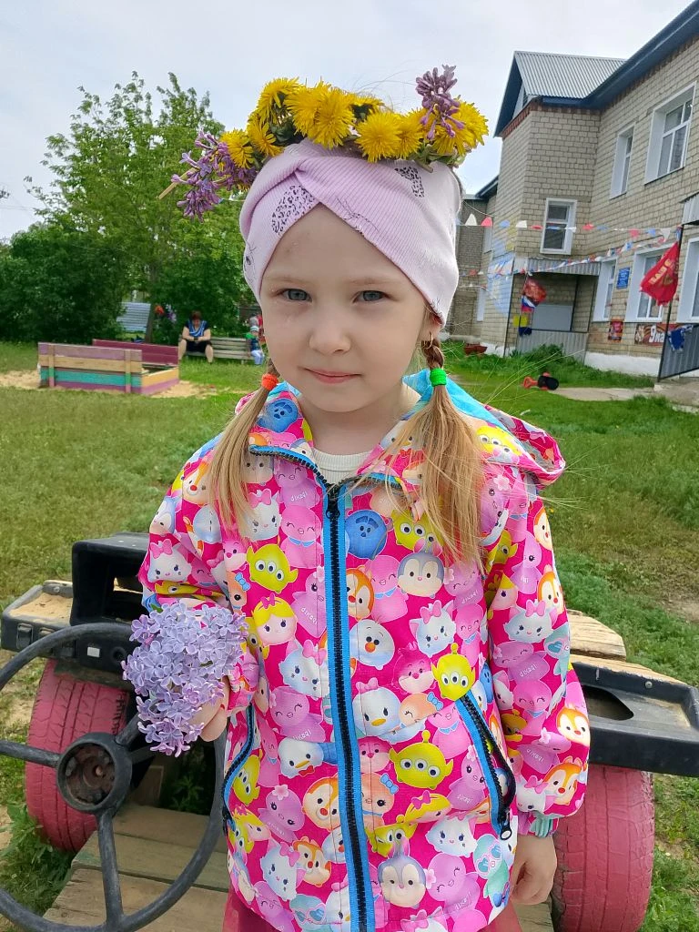 А мы плетëм сегодня веночки из одуванчиков) посмотрите, какие красивые у нас девочки😍