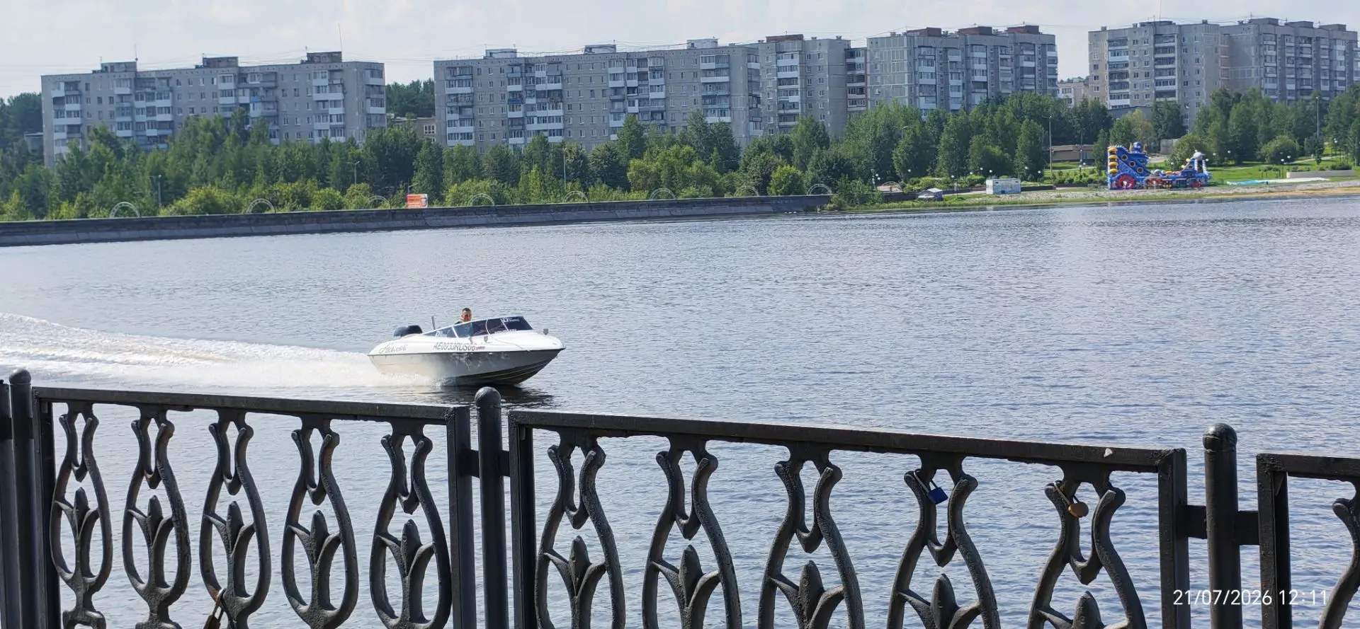 Настоящая летняя жара, в тени +28, а на набережной лëгкий бриз, свежесть, тишина и красота!