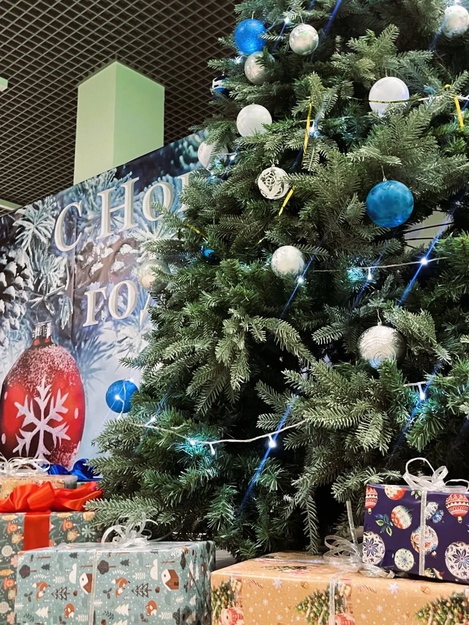 Где сделать фото в гимназии? 👀  Вы заметили, сколько новогодней красоты в гимназии? В этом году появ