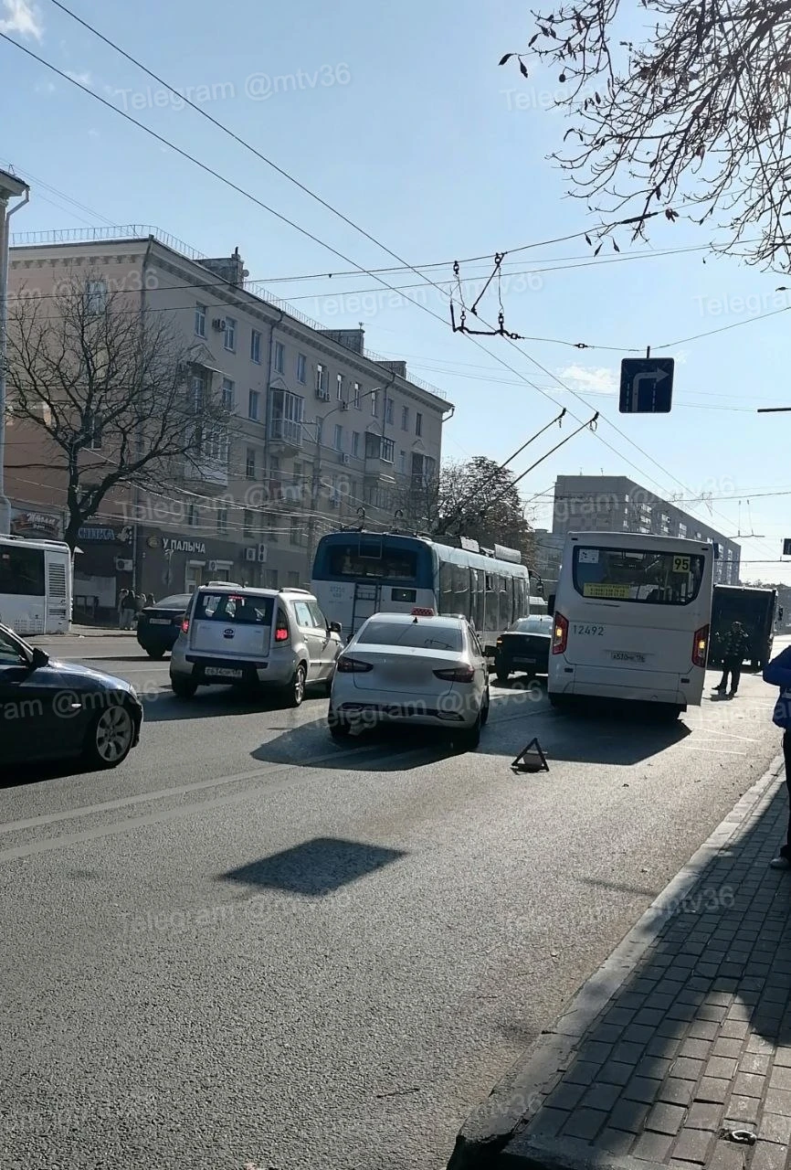 🚗 Двойное ДТП на Плехановской парализовало движение в обе стороны
