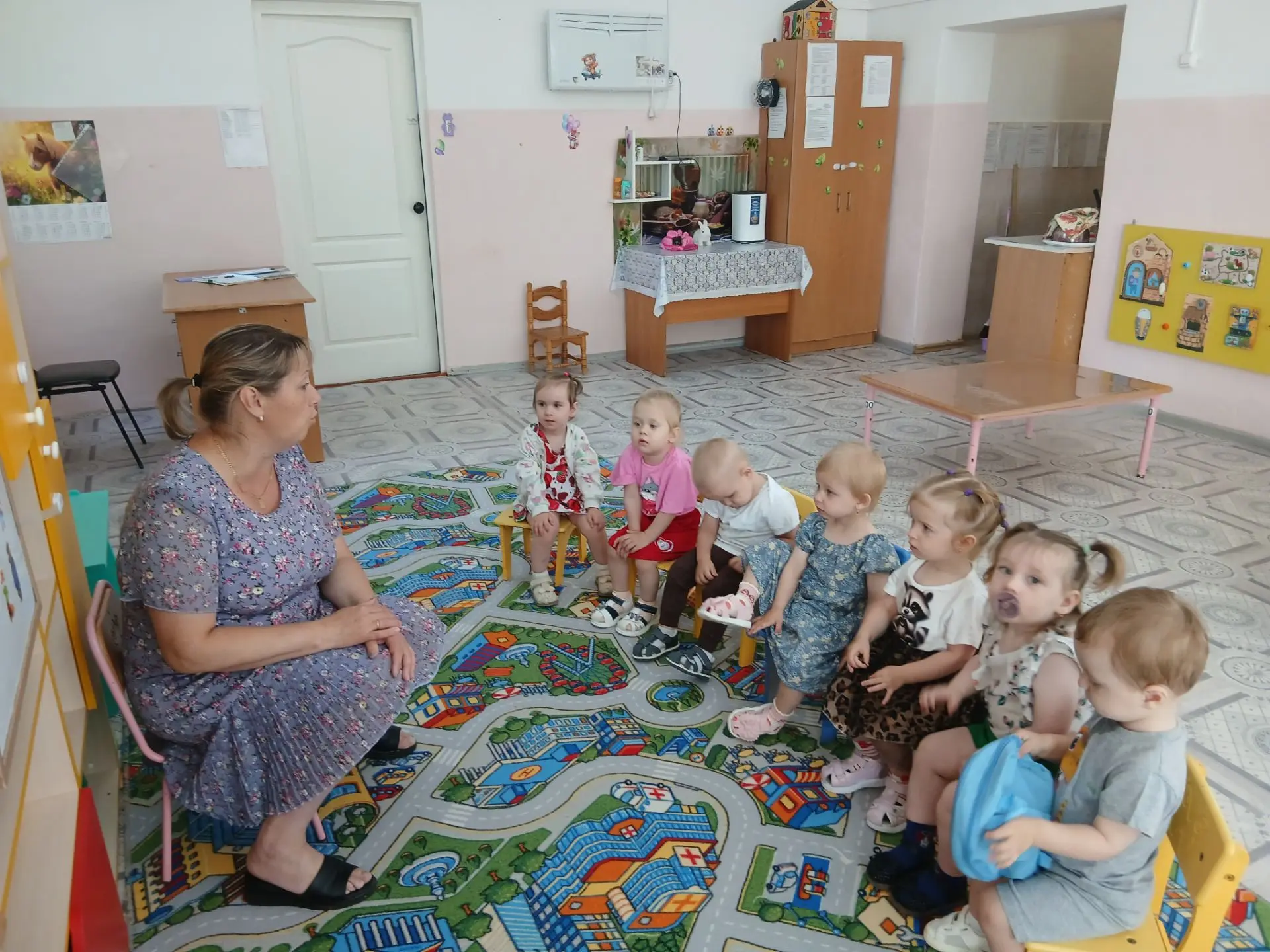 Показ сказки " Колобок" на магнитной доске. Цель: развитие у детей интереса к художественной литерат