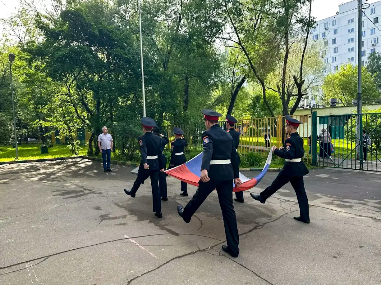 ТОРЖЕСТВЕННЫЙ СТАРТ НОВОЙ НЕДЕЛИ 🇷🇺  Финальная полная учебная неделя в нашей школе по традиции начал