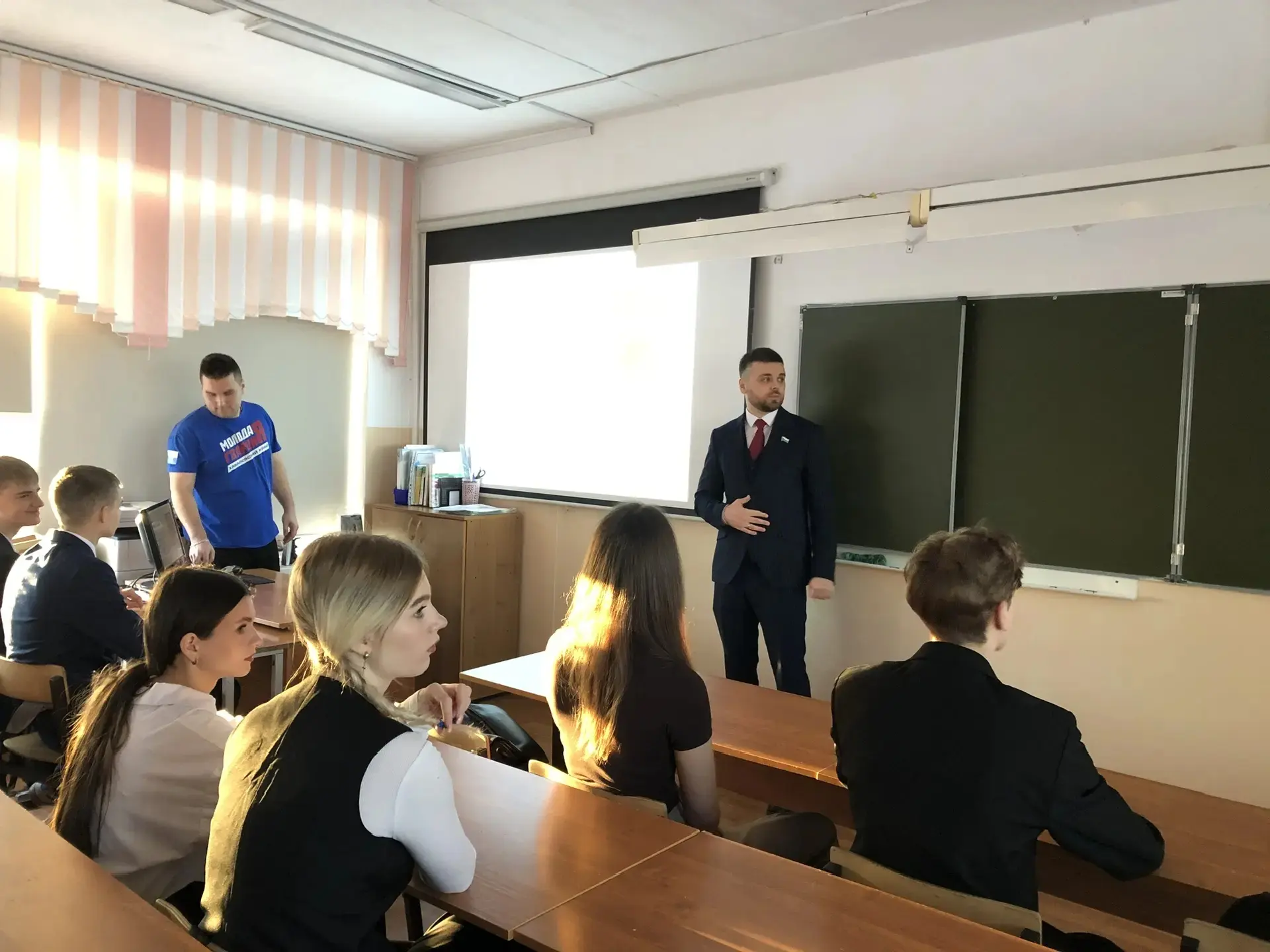 🇷🇺В День Конституции депутат Законодательной Думы Хабаровского края Федчишин А. Ю. провел открытые у