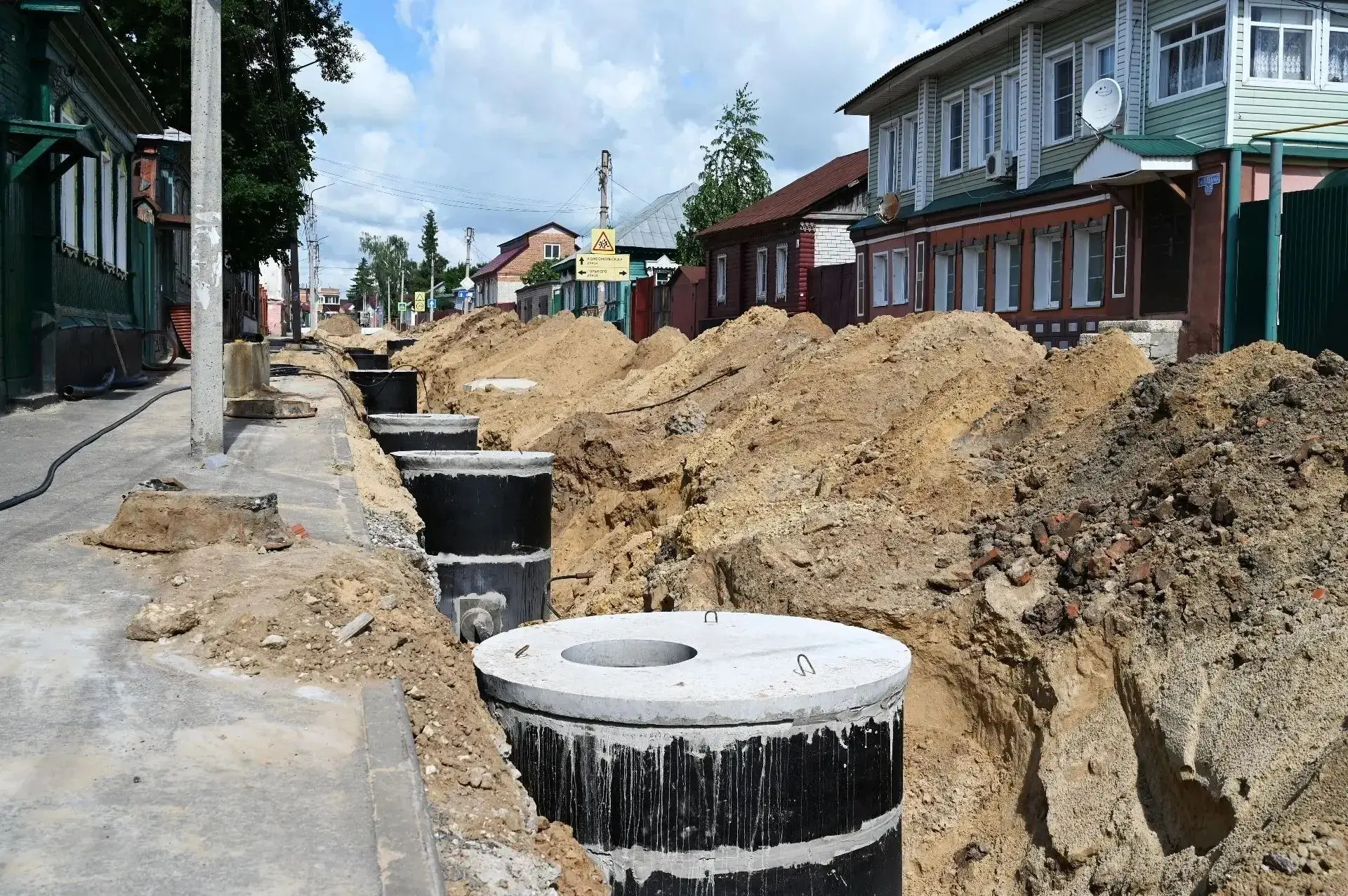 🛠🚜 Мощный ремонт идёт на одной из главных улиц Ельца.