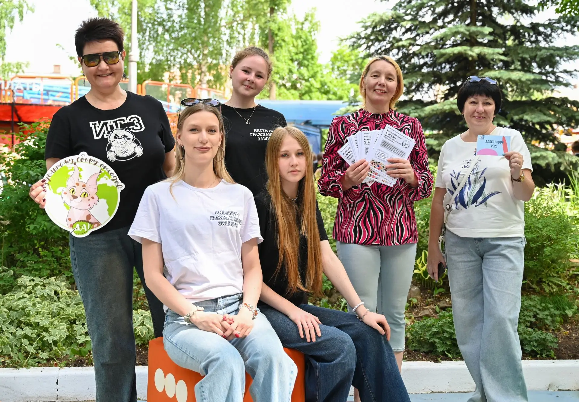 Последний звонок с УдГУ   Сегодня Летний сад согревали сотни улыбок и сияющих глаз выпускников. Мы б