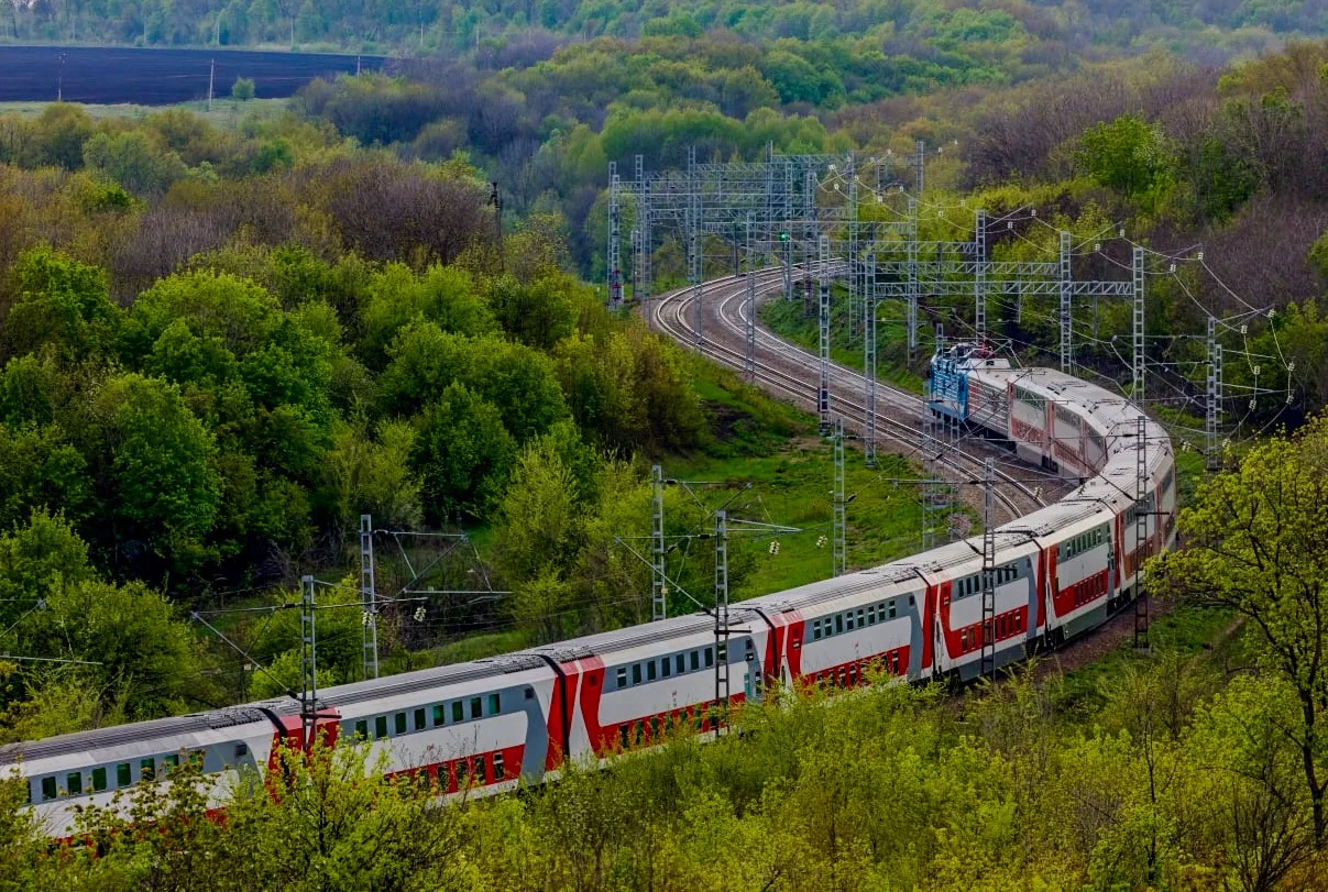 Поезд один, этажа два

🚞 Двухэтажными поездами дальнего следования со станций Горьковской железной 