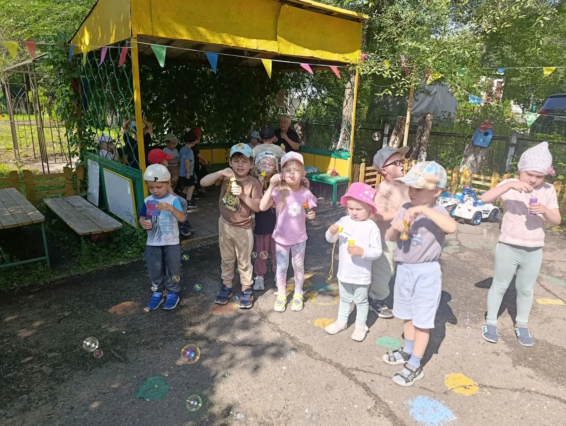 🫧Прогулка на свежем воздухе наполнилась настоящим волшебством! Ребята дружно пускали мыльные пузыри