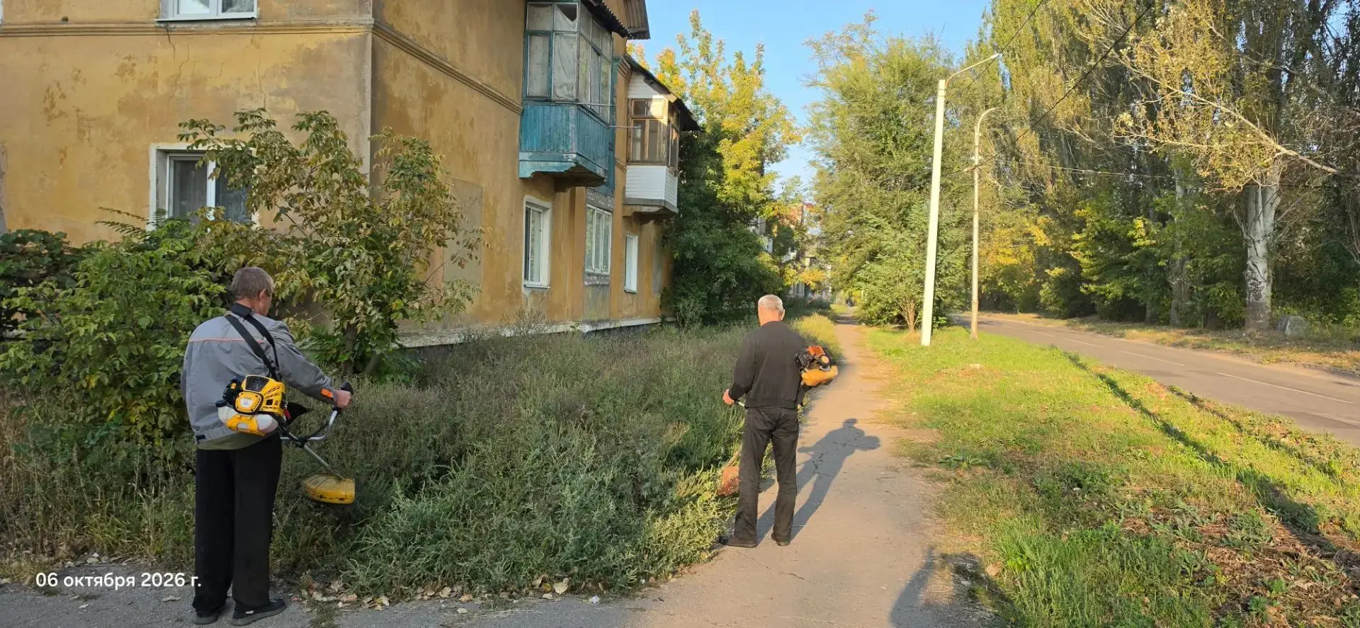 Сегодня Управой Пролетарского внутригородского района ведутся работы по покосу травы вд...