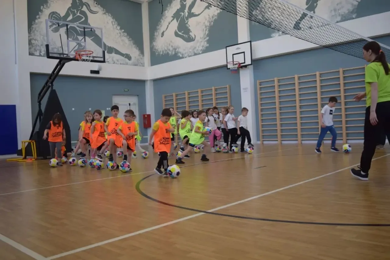 ⭐ Звёздочки футбола — в гостях у школы! ⚽  Сегодня на базе МАОУ СОШ №1 г. Светлогорска в рамках прое