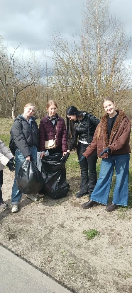 11м класс принял участие 30 апреля в  уборке территории г. Балахны  в рамках Всероссийского субботни