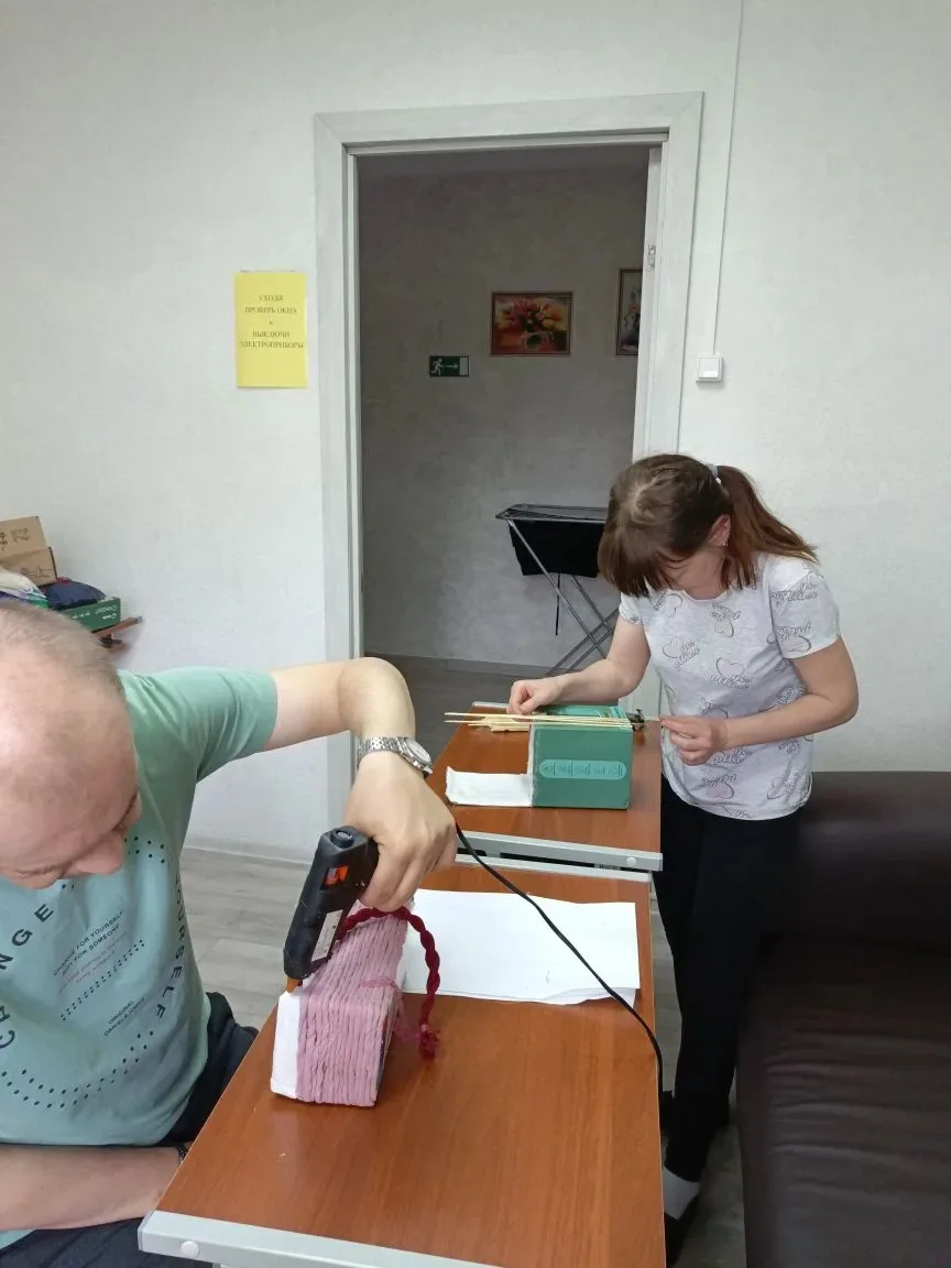 ☺На Учебно-тренировочной квартире в творческой мастерской изготавливают нужные в быту в...
