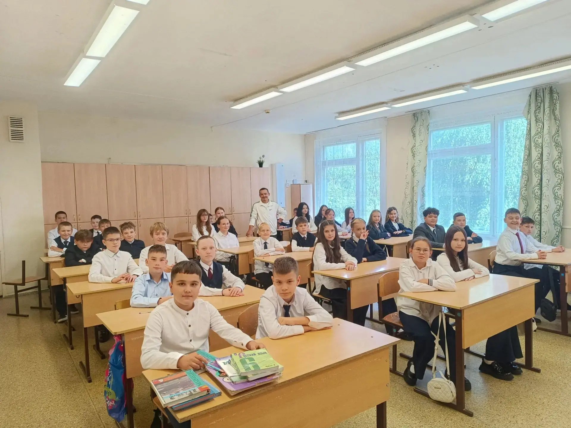 Первый звонок прозвенел, и мы снова сели за парты. Но главная тема этого года — не прос...