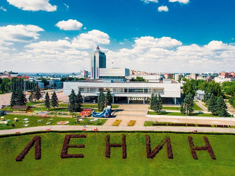 Надпись «Ленин» из кустарников на склоне Волги заросла и перестала читаться