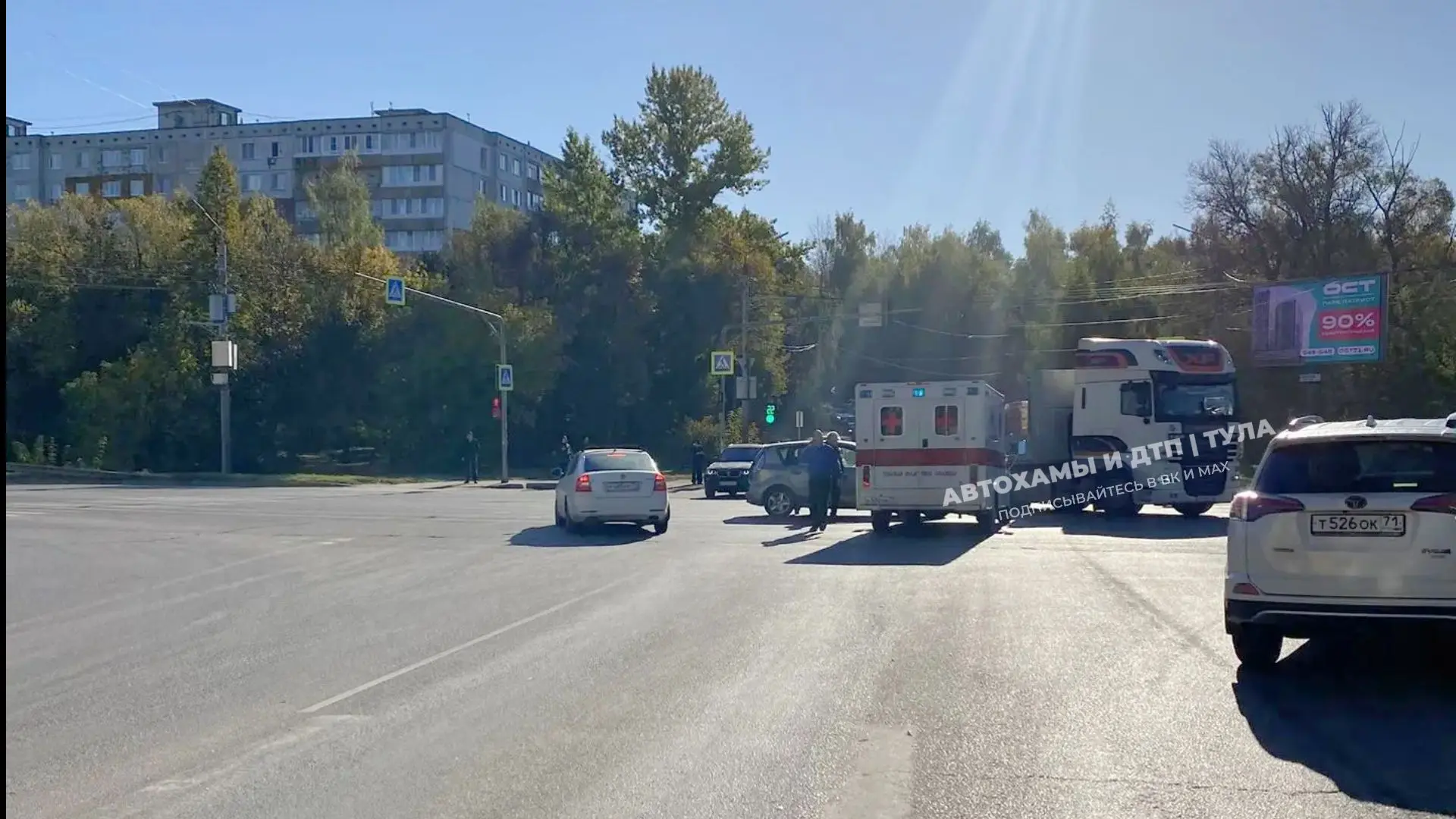 🚨🚔Скорую подбили на перекрёстке ул. Рязанской и Городского переулка. Фото от подписчика
