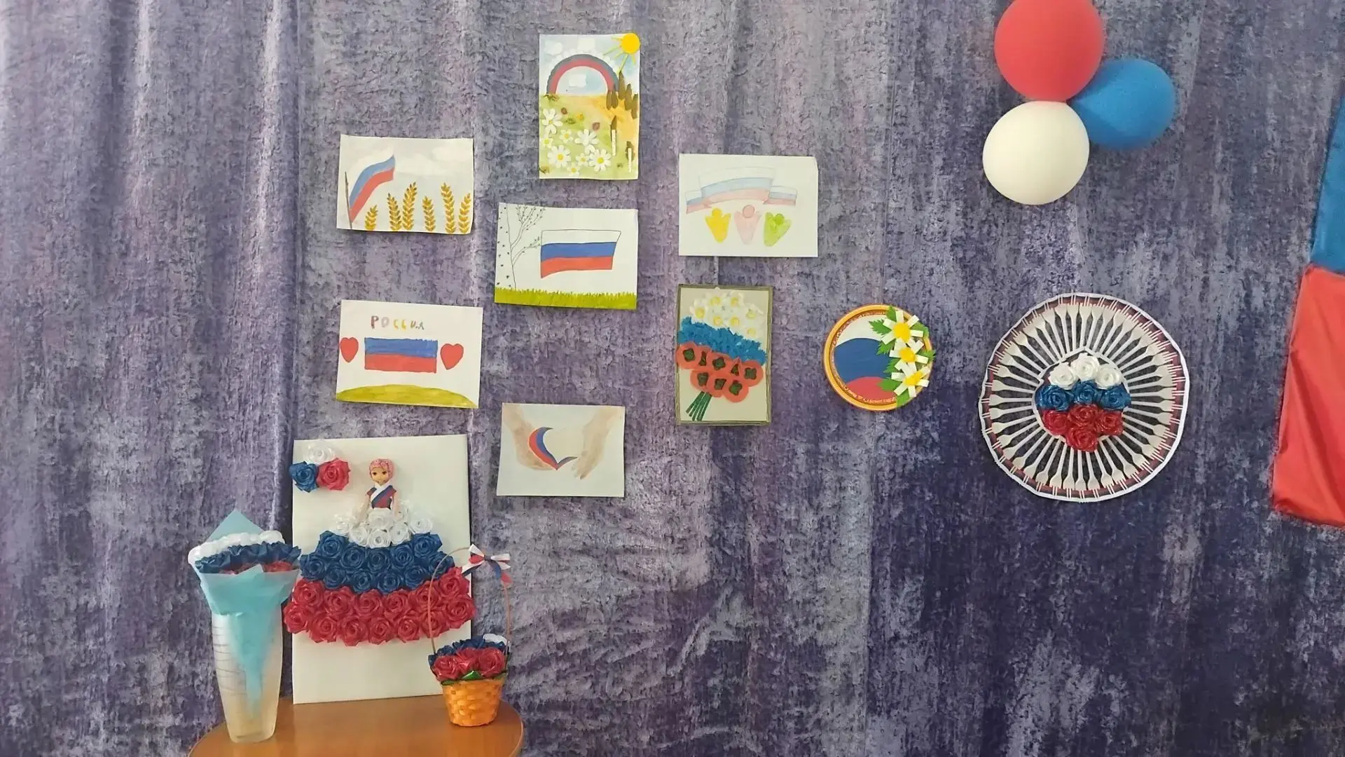 🎨 В нашем Доме культуры прошла выставка рисунков и поделок «Душа России в символе ее!».