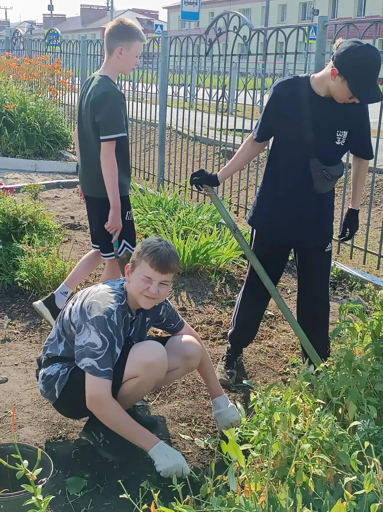 ☀️Теплый июльский день вновь встречает детей для совместного труда🌸.
Социально-значимая деятельност
