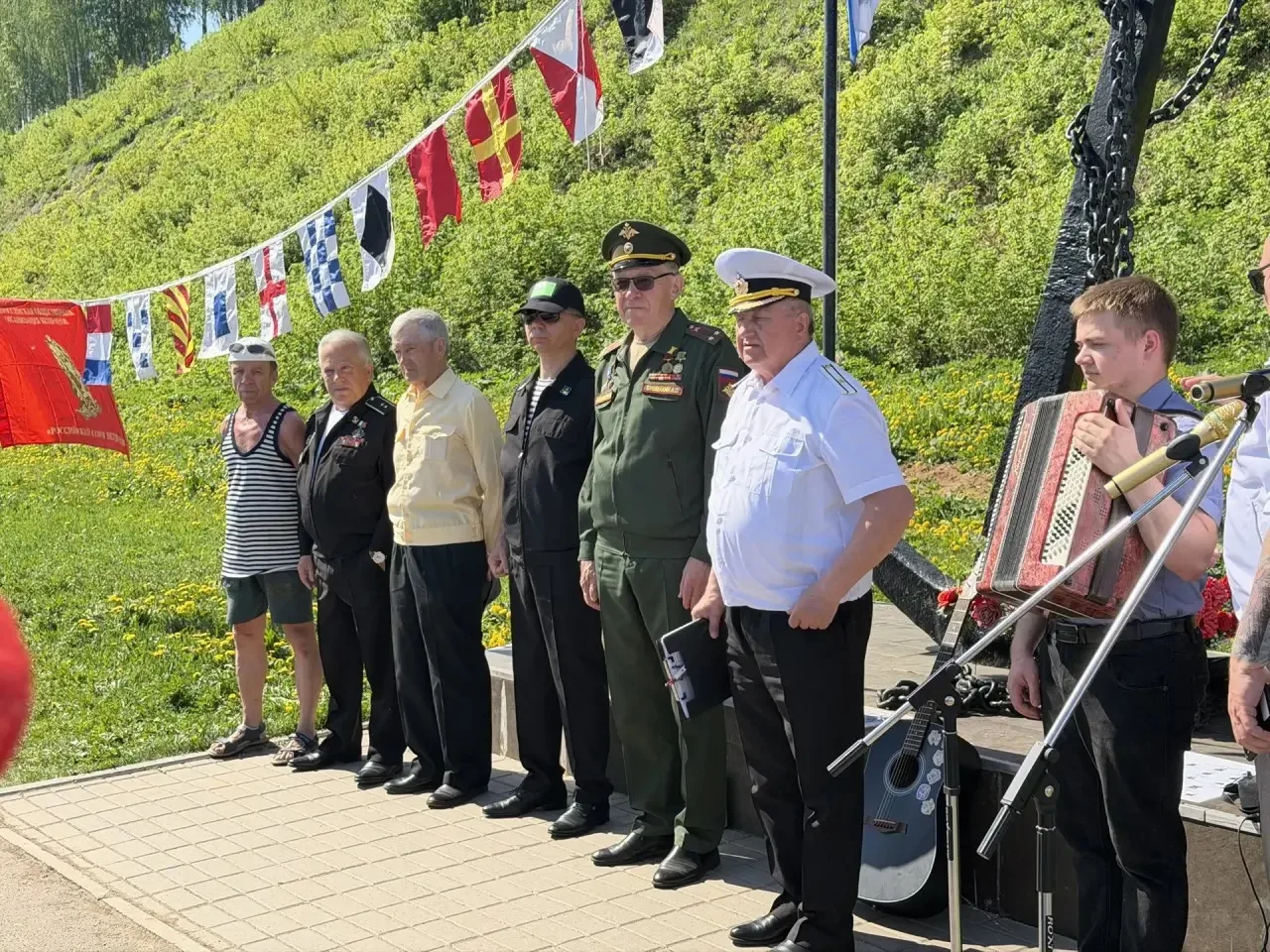 🇷🇺 Сегодня 5-й «Ю» класс (представители юнармейских отрядов  «Монолит» и «Дорожный патруль») приняли
