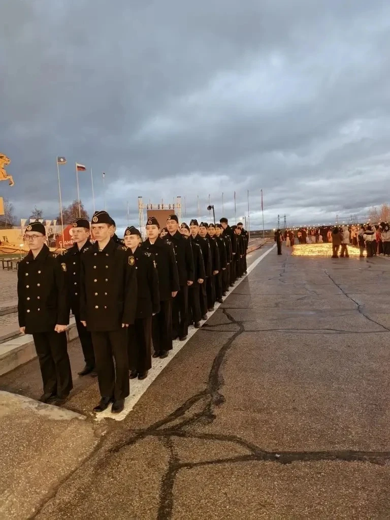 СОГРЕЕТ СЕРДЦЕ ПАМЯТИ СВЕЧА...  ...Ты помолчи, Ты просто помолчи, Свеча горит и никогда не гаснет. К