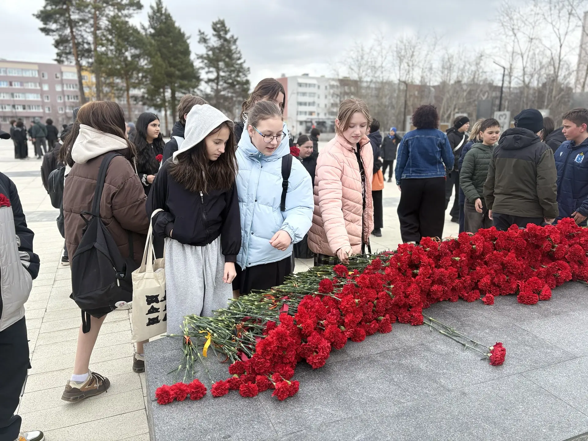 Помним. Гордимся. Благодарим.  В преддверии 9 Мая наши классные коллективы собрались у Вечного огня.