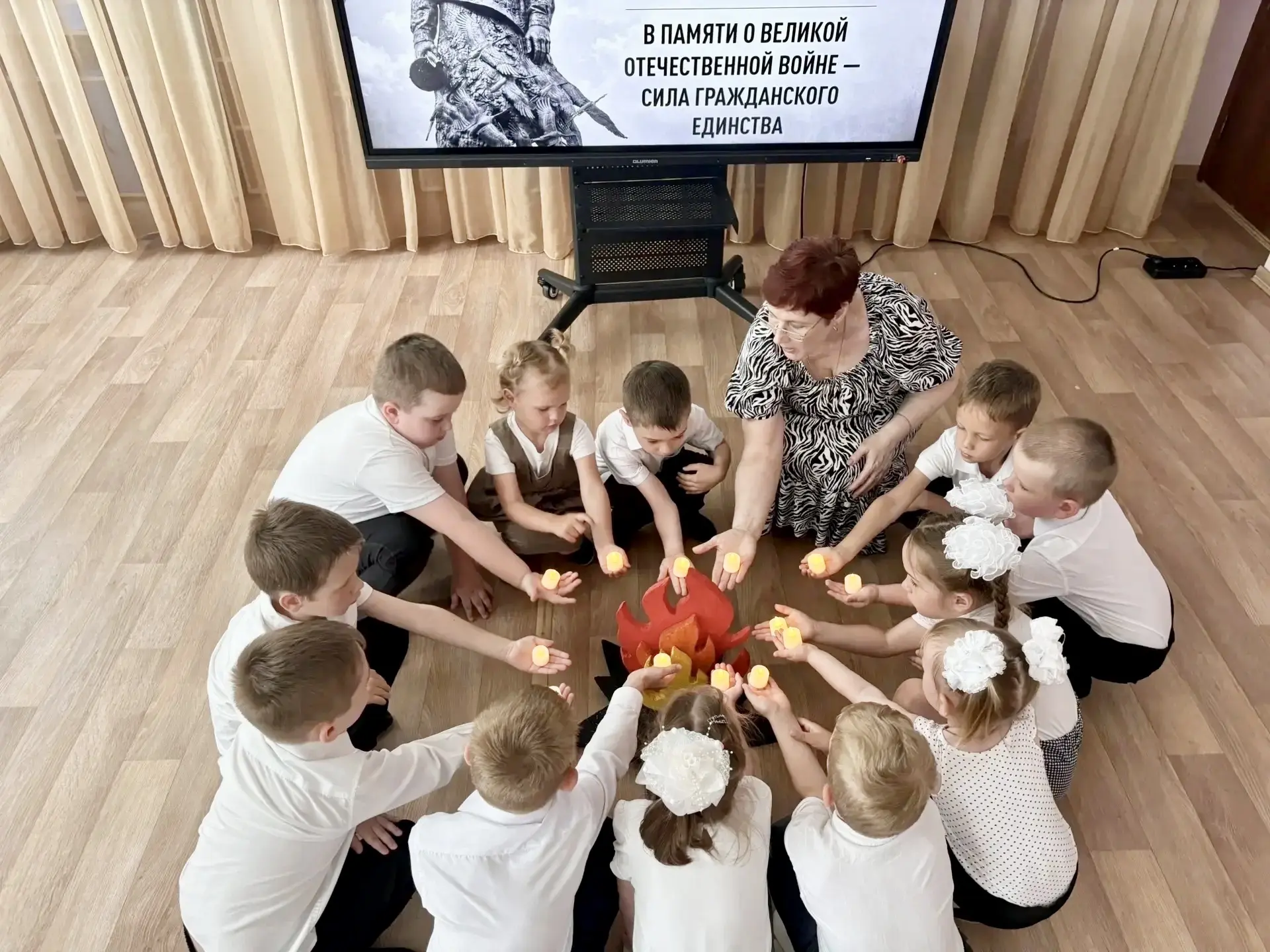 День памяти и скорби: в учреждениях образования Севастополя провели памятные акции. 

Воспитатели в 