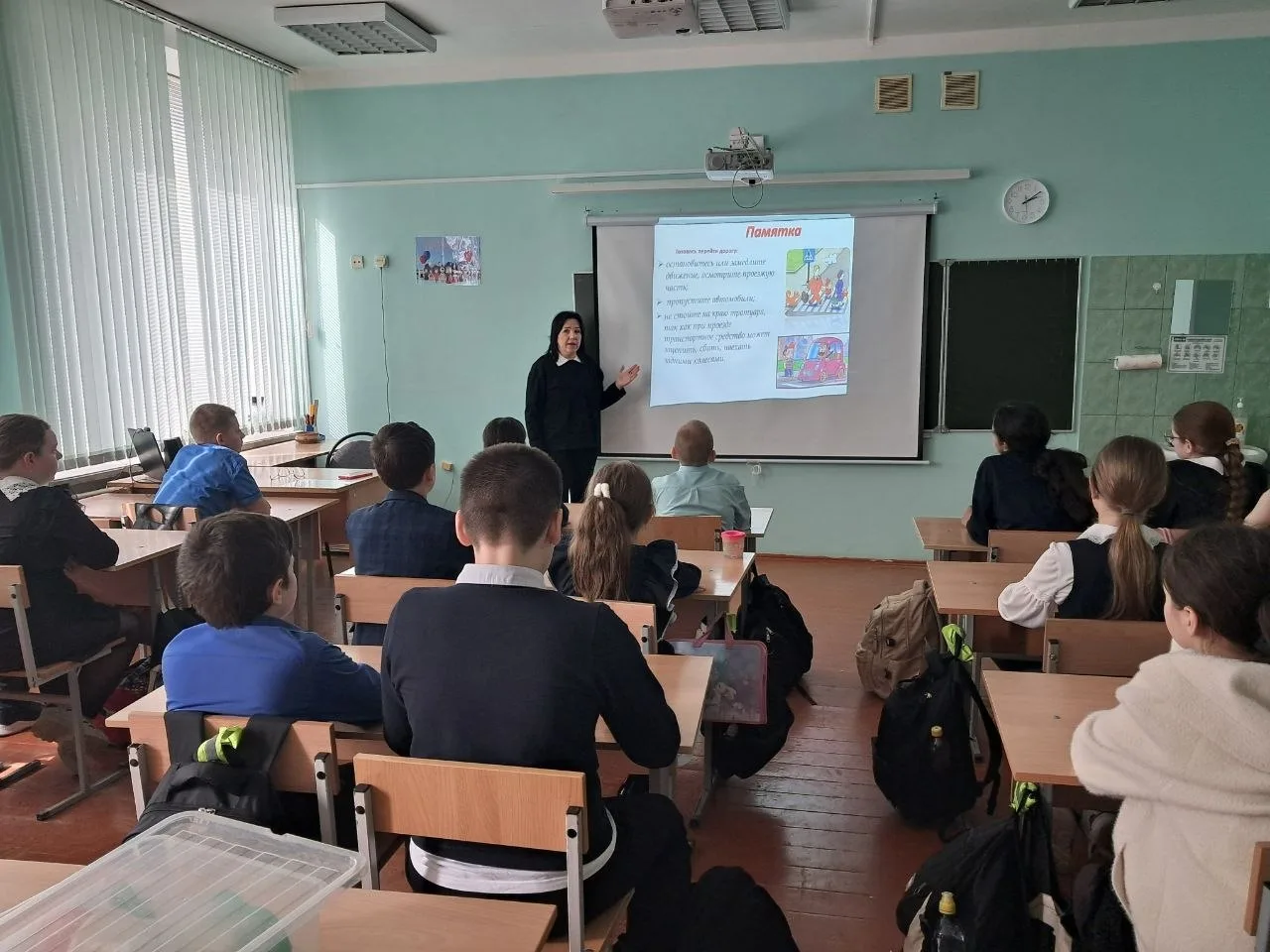 🚨 Месячник безопасности продолжается! 🚨  ✅ В рамках месячника безопасности в 5 "В" классе прошла важ