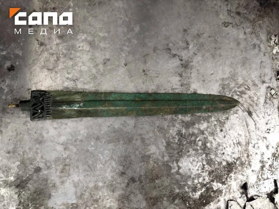 Через Верхний Ларс пытались провезти два древних меча из Грузии   Таможенники на Верхнем Ларсе обнар