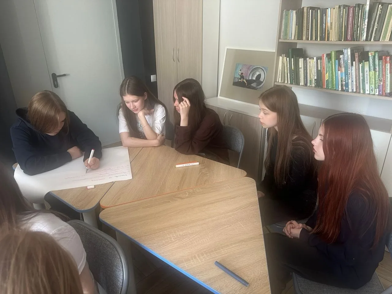 Обучение бизнес-планированию

Студенты группы ЮК-12, будущие юристы, вместе с куратором преподавател