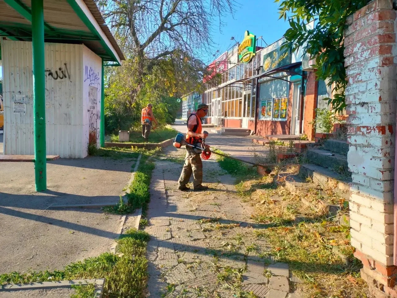Несмотря на конец рабочей недели, мероприятия по благоустройству Ейска продолжаются в у...