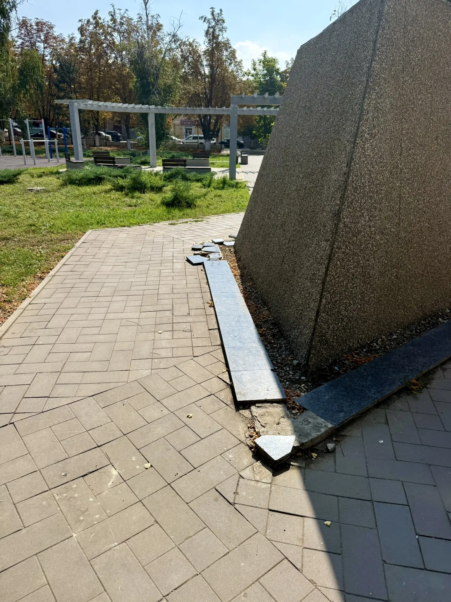 ⛲️ Фонтан в сквере, похоже, решил, что пора потихоньку разбираться самому 😁
