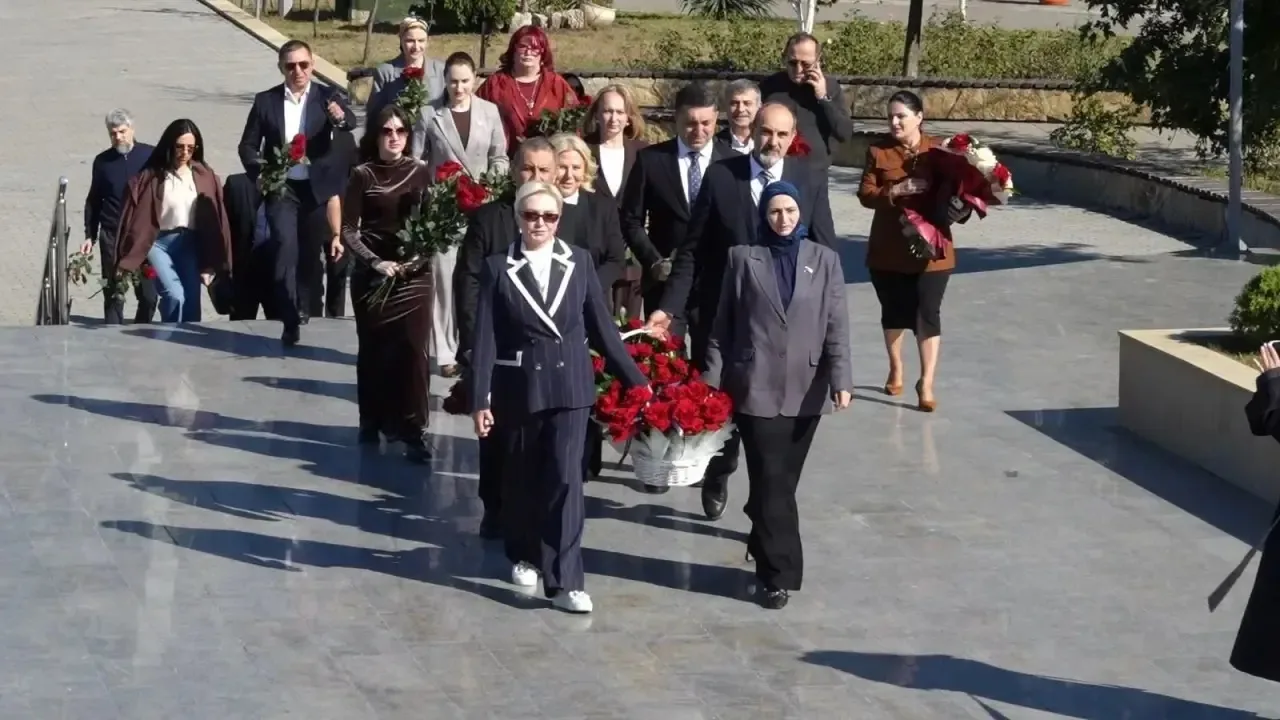 Сегодня, в День учителя, возложили цветы к памятнику Русской учительнице в Махачкале.