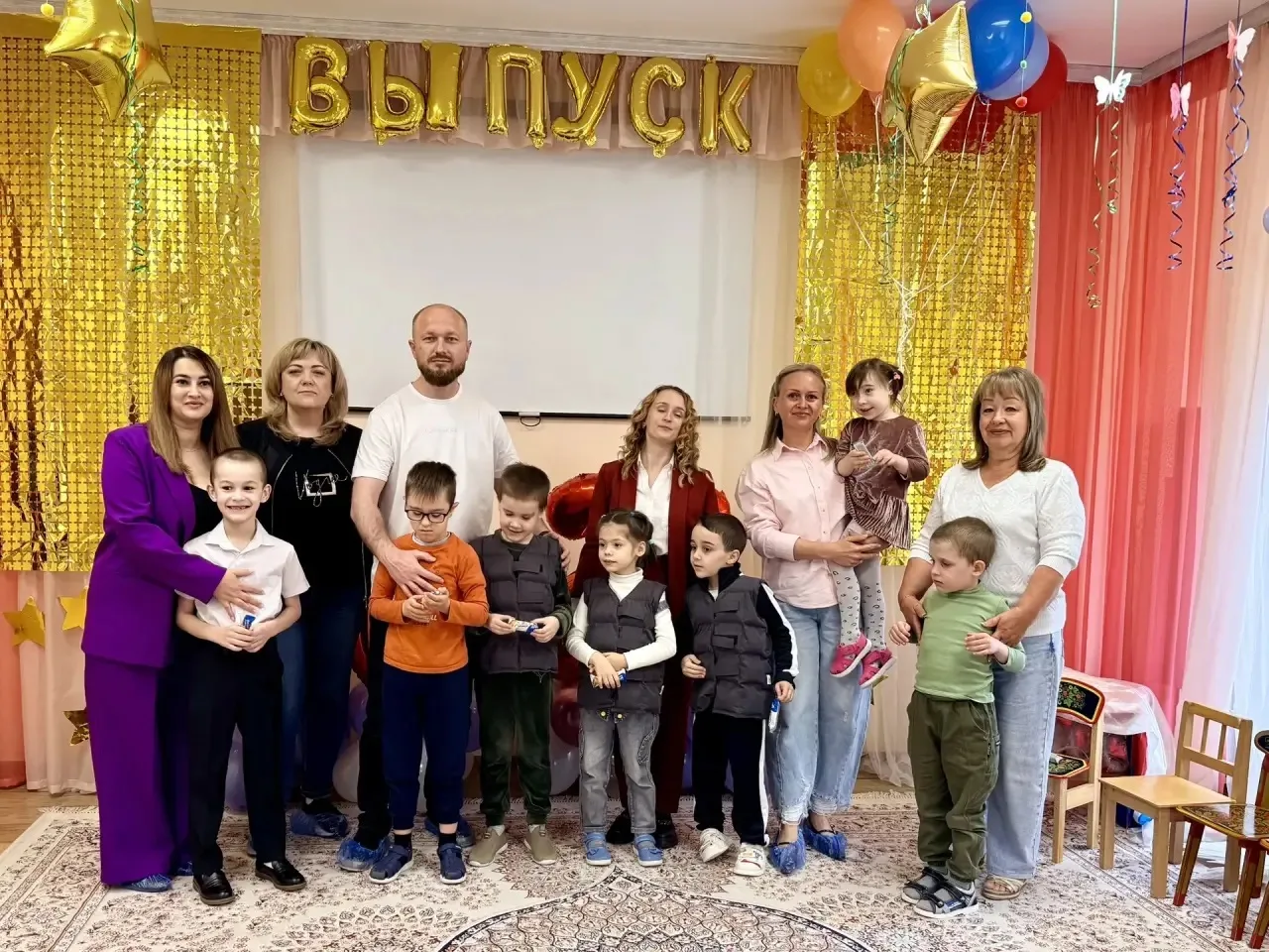 Сегодня в детском саду №25 «Рябинка» состоялся торжественный выпускной. Поздравить восп...