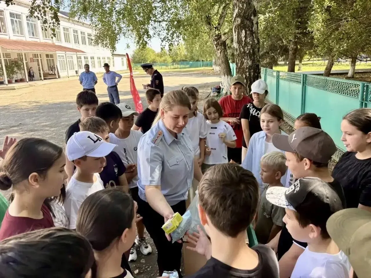 Зарядка со стражами порядка: в Кошехабле прошла Всероссийская акция для детворы