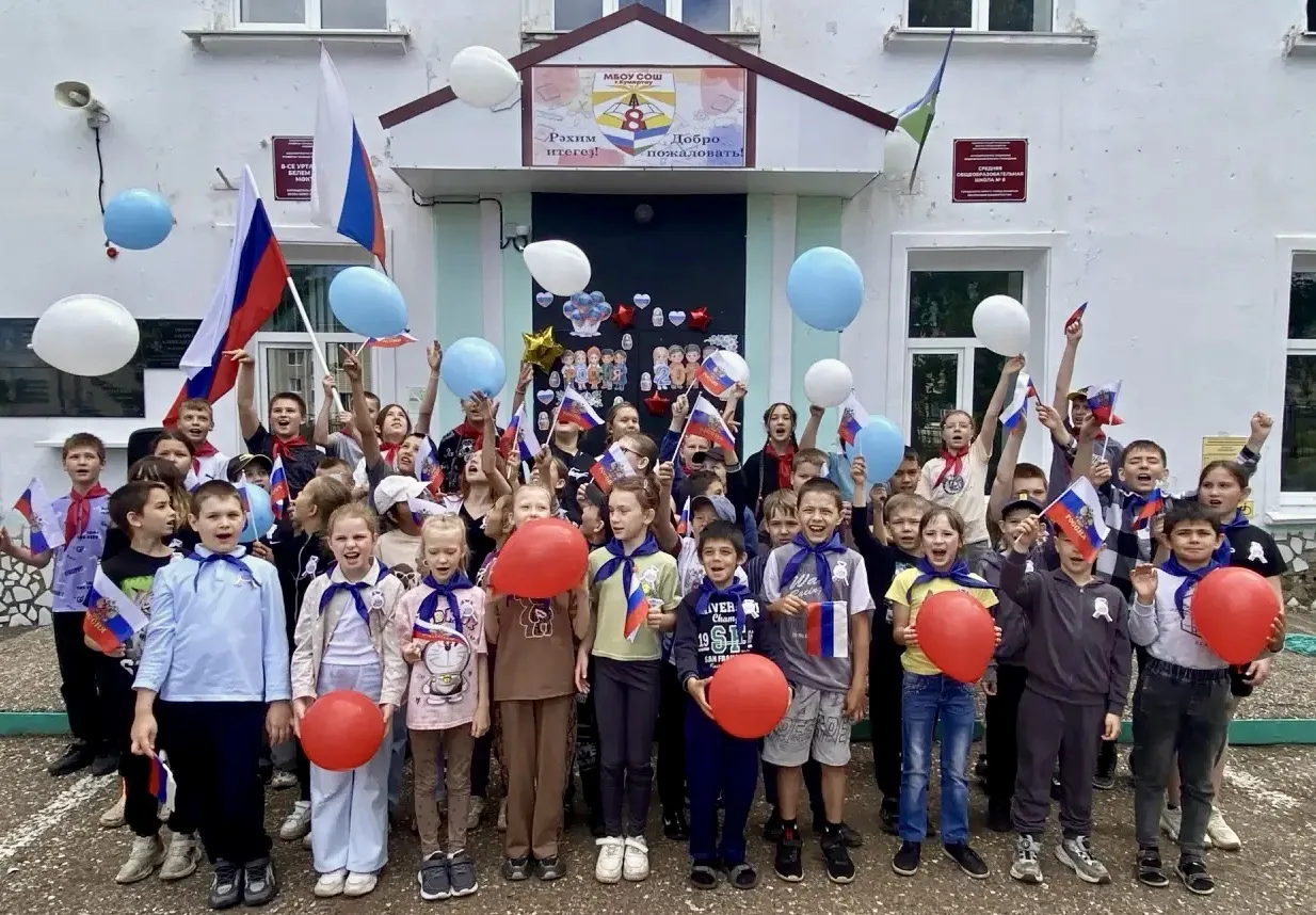 День, посвящённый Дню России: насыщенная программа для отрядов в МБОУ "СОШ 8" 

День начался бодро и