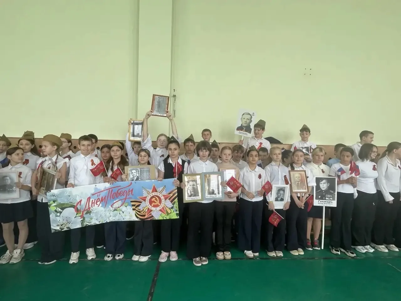 ⭐️7 мая в МАОУ "Школа 70" прошло традиционное мероприятие   "Бессмертный полк", объединившее  ученик