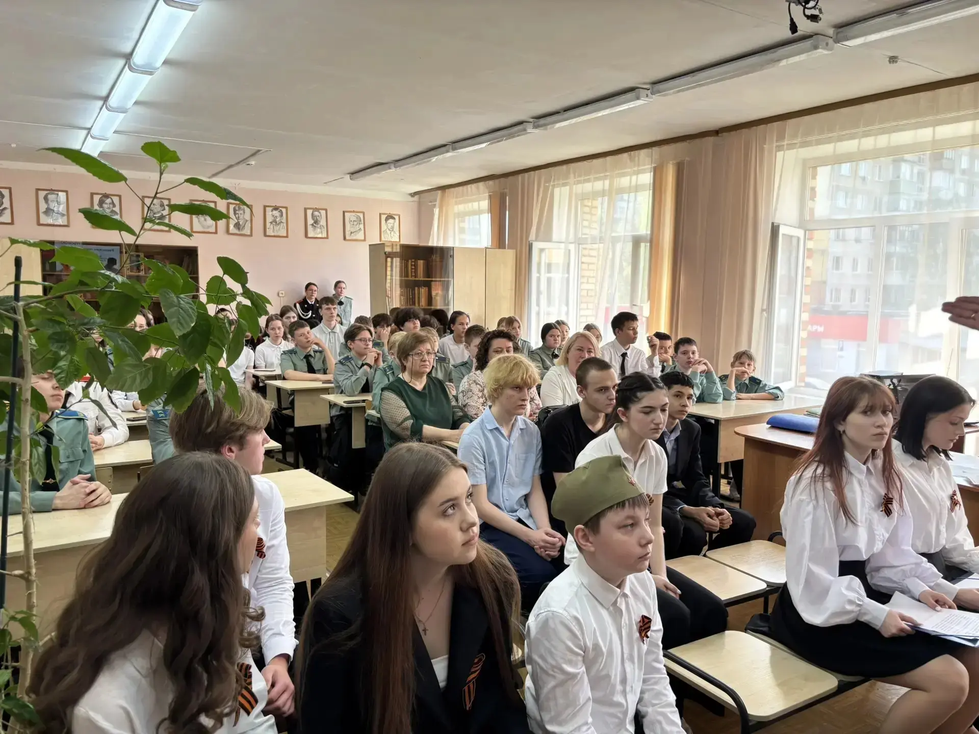 «ГЕРОИ ЖИВУТ РЯДОМ» 🕊️  В нашей школе прошла встреча, посвящённая нашим землякам — участникам специа