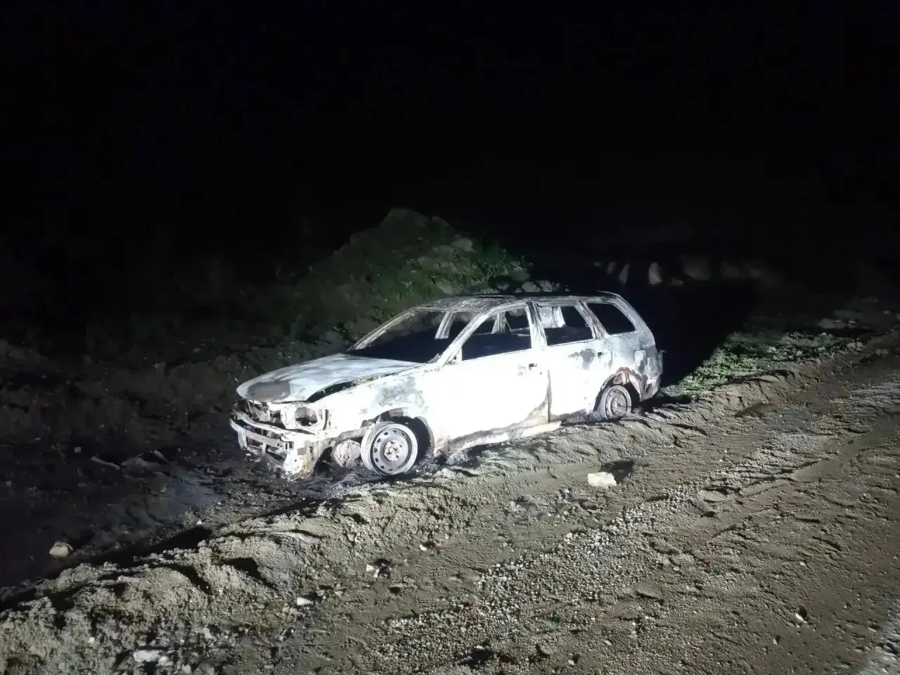В селе Озёрское Корсаковского района загорелся заброшенный автомобиль. Сообщение о пожа...