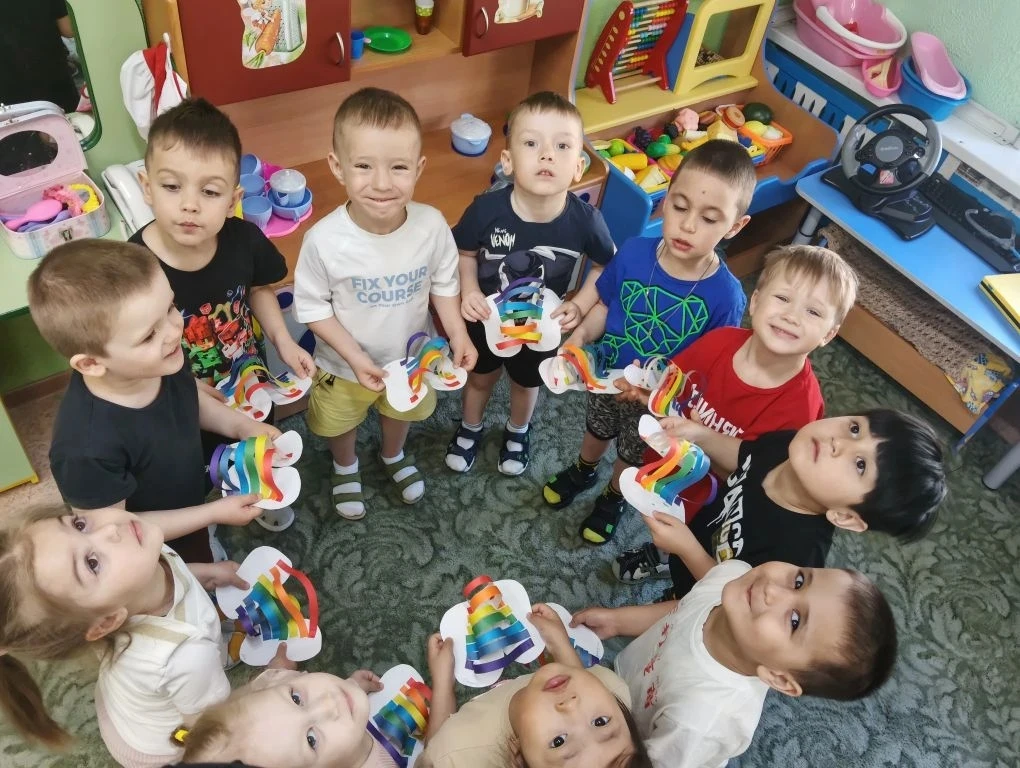 В группе «Звёздочка» прошло творческое занятие — дети создавали аппликацию «Радуга». Это было не тол