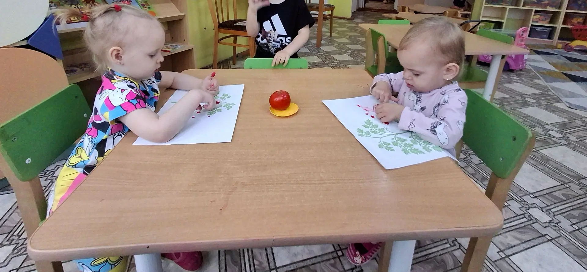 Сегодня наши малыши из группы "Бабочки" превратились в настоящих художников-садоводов! ...