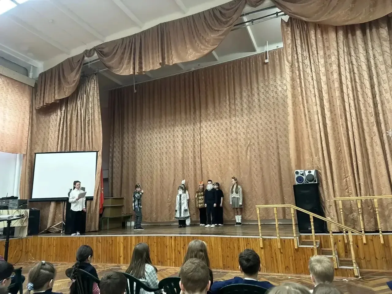 В рамках программы преемственности учащиеся 4г класса представили спектакль «Двенадцать месяцев» С.Я