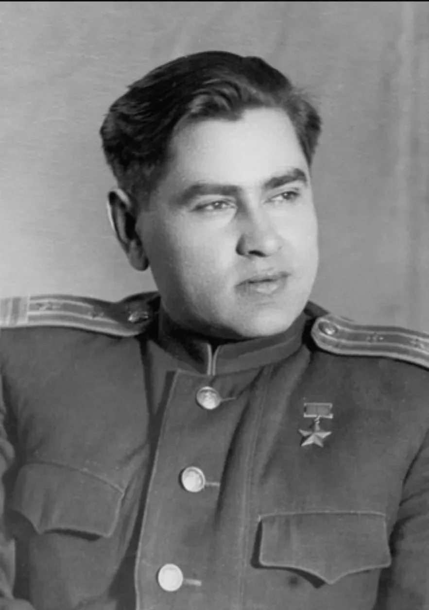Сегодня особенный день — мы вспоминаем подвиг 
замечательного человека, 
лётчика Алексея Маресьева. 
