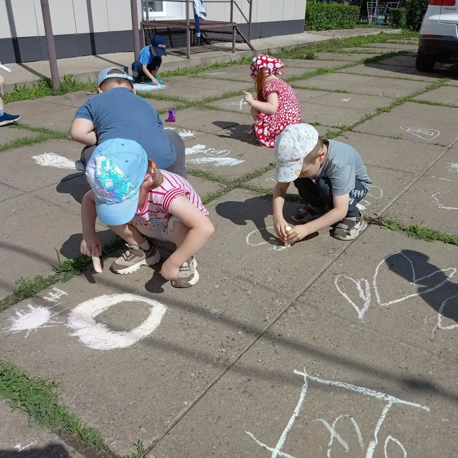 Когда мел в руках — весь мир холст! 

Сегодня наши ребята из средней группы с огромным удовольствием
