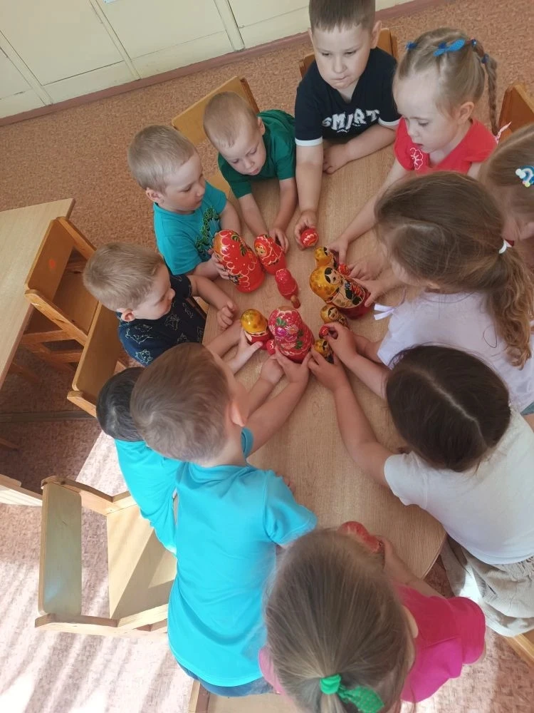 🇷🇺 Что мы Родиной зовём?
Дом, где мы с тобой живём,
И берёзки, вдоль которых
Рядом с мамой мы идём